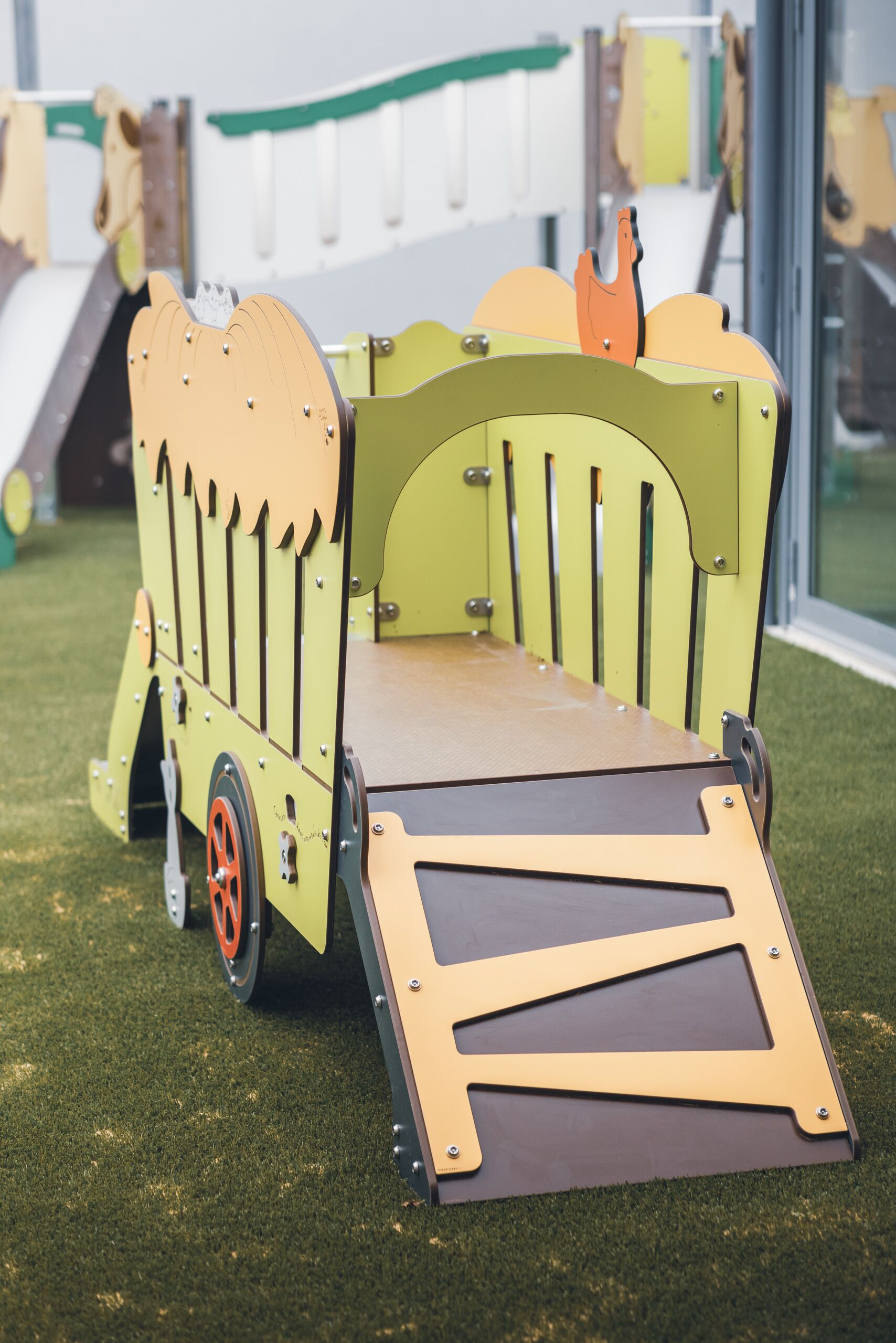 Una estructura de juego infantil con rampa y plataforma.