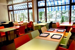 Buffet déjeuner (12 EUR par personne)