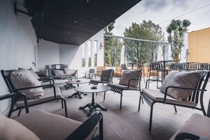 供应午餐和晚餐，法国菜