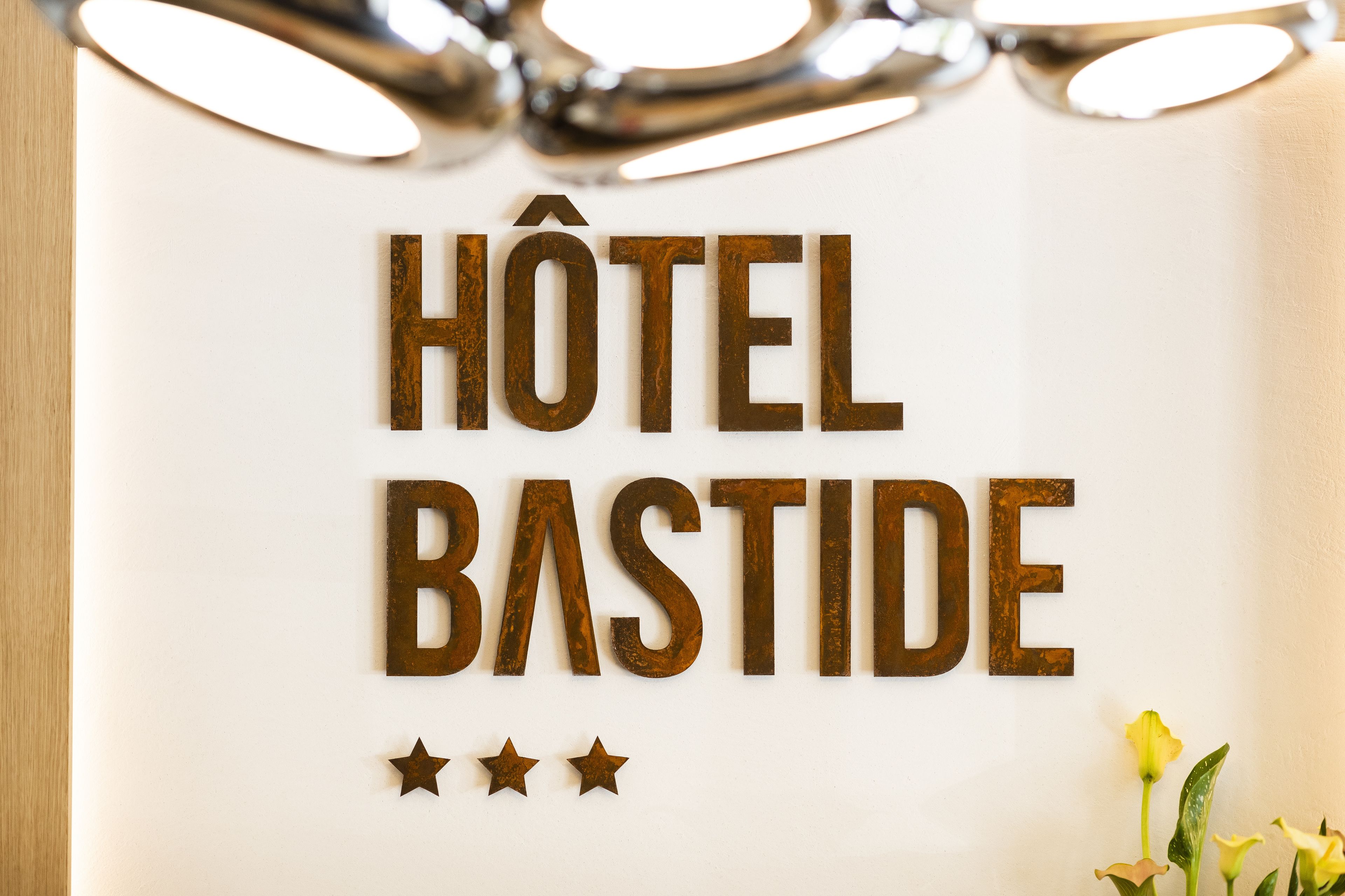 A sign with "Hôtel Bastide" and three stars.