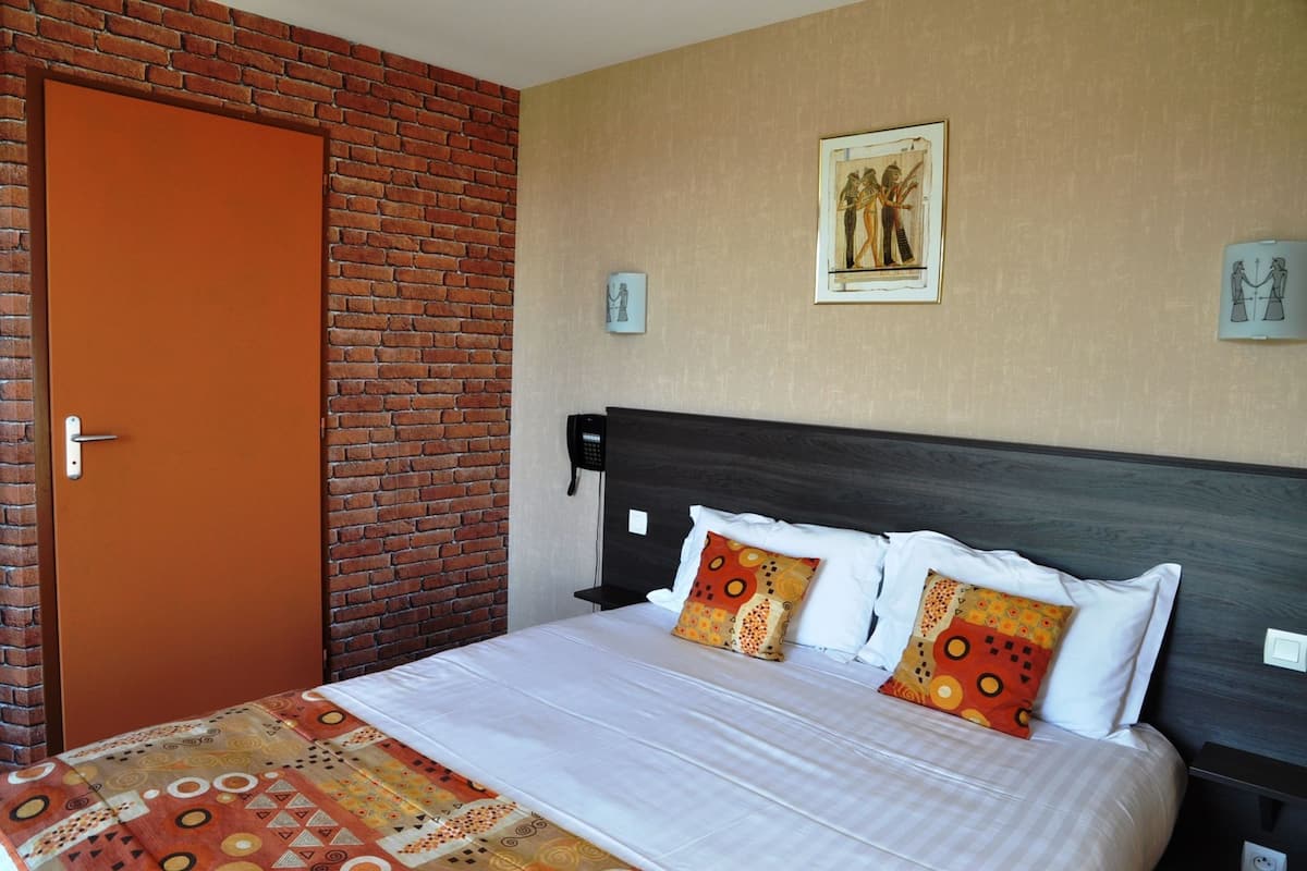 soundproofing, free wifi, bed sheets