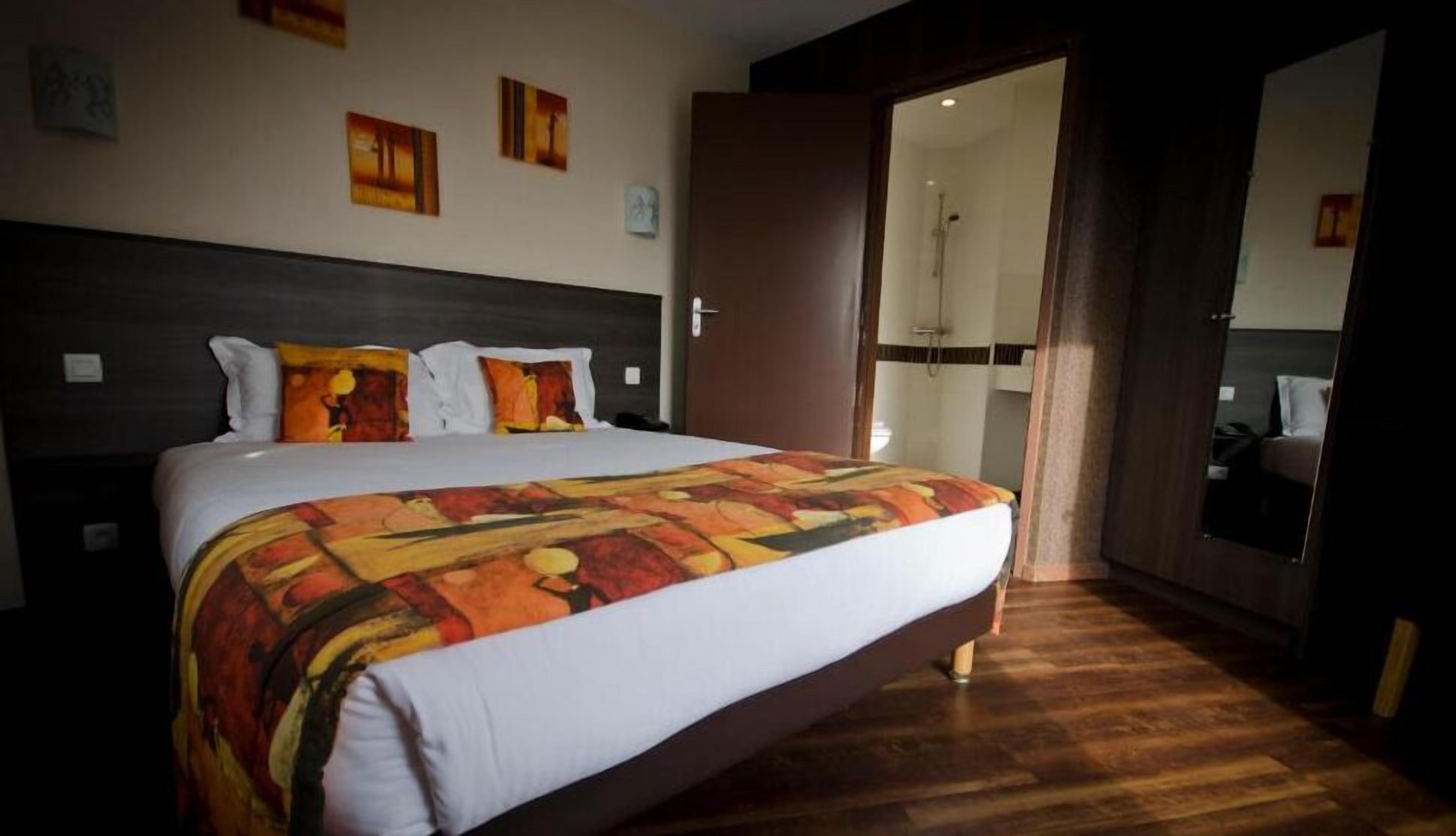 soundproofing, free wifi, bed sheets