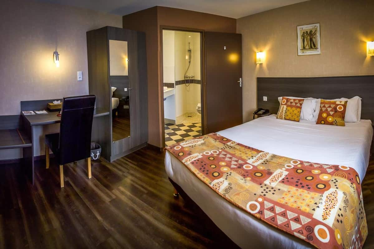 soundproofing, free wifi, bed sheets