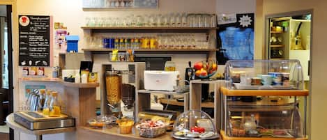 Frukostbuffé varje dag (EUR 9 per person)