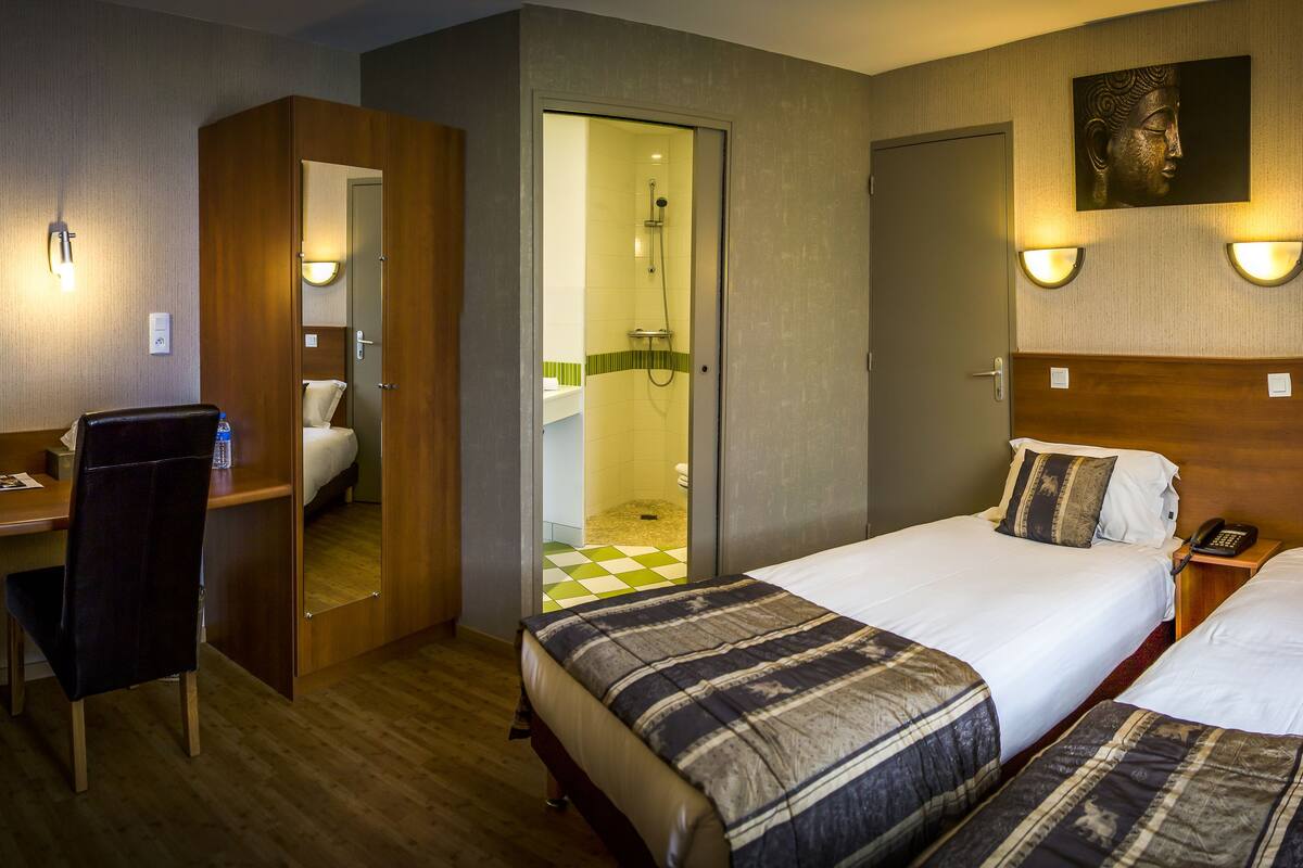 twin room, 2 single beds | soundproofing, free wifi, bed sheets