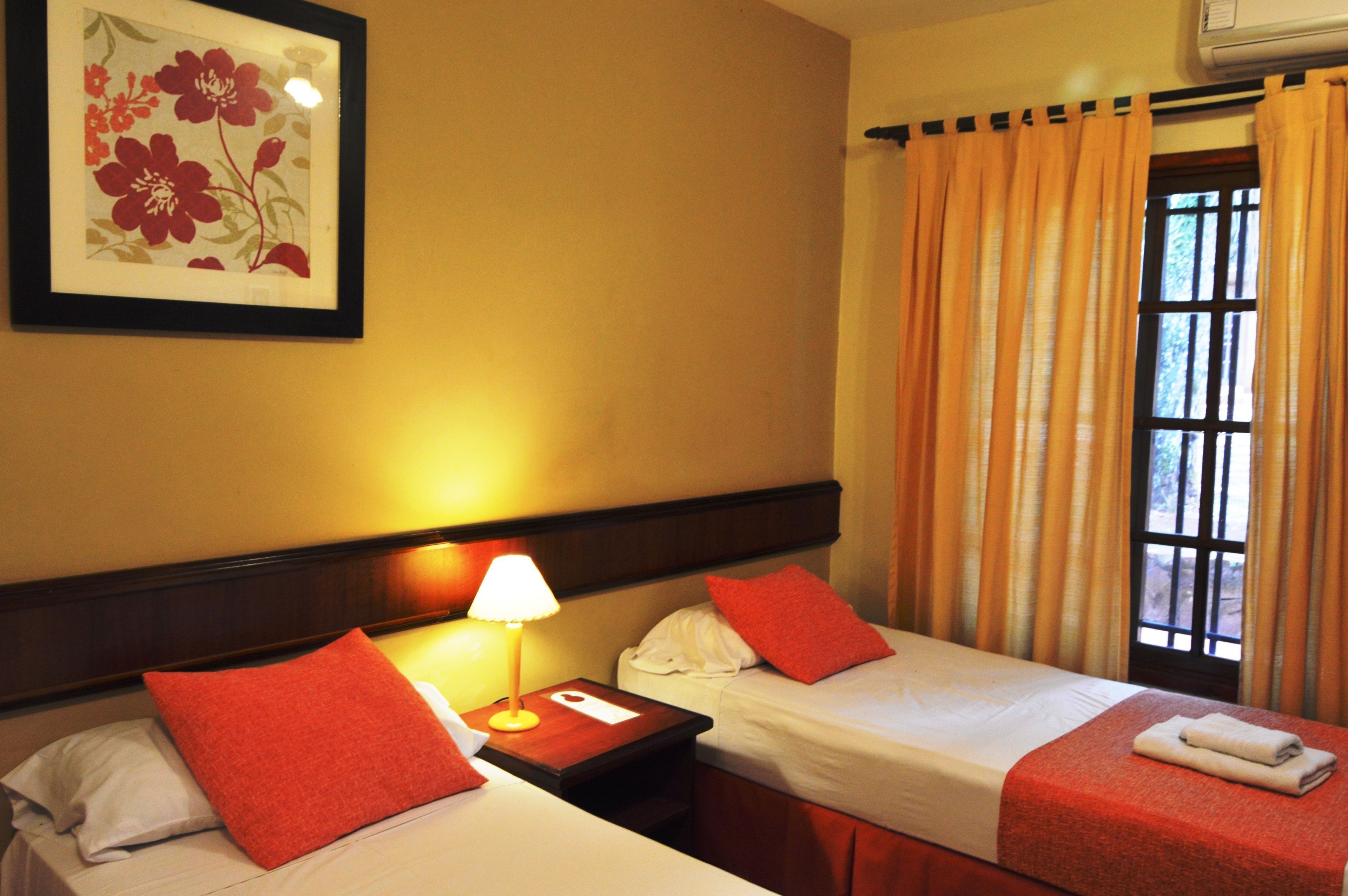 Caja de seguridad en la habitación, cunas gratuitas y ropa de cama 