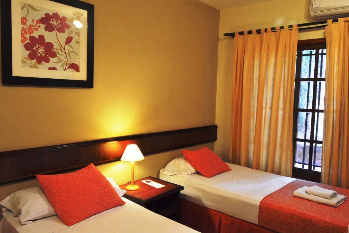 Caja de seguridad en la habitación, cunas gratuitas y ropa de cama