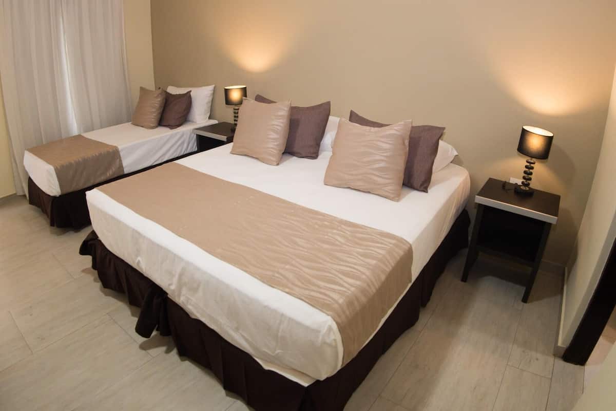 Brankas, tempat tidur bayi gratis, dan seprai linen