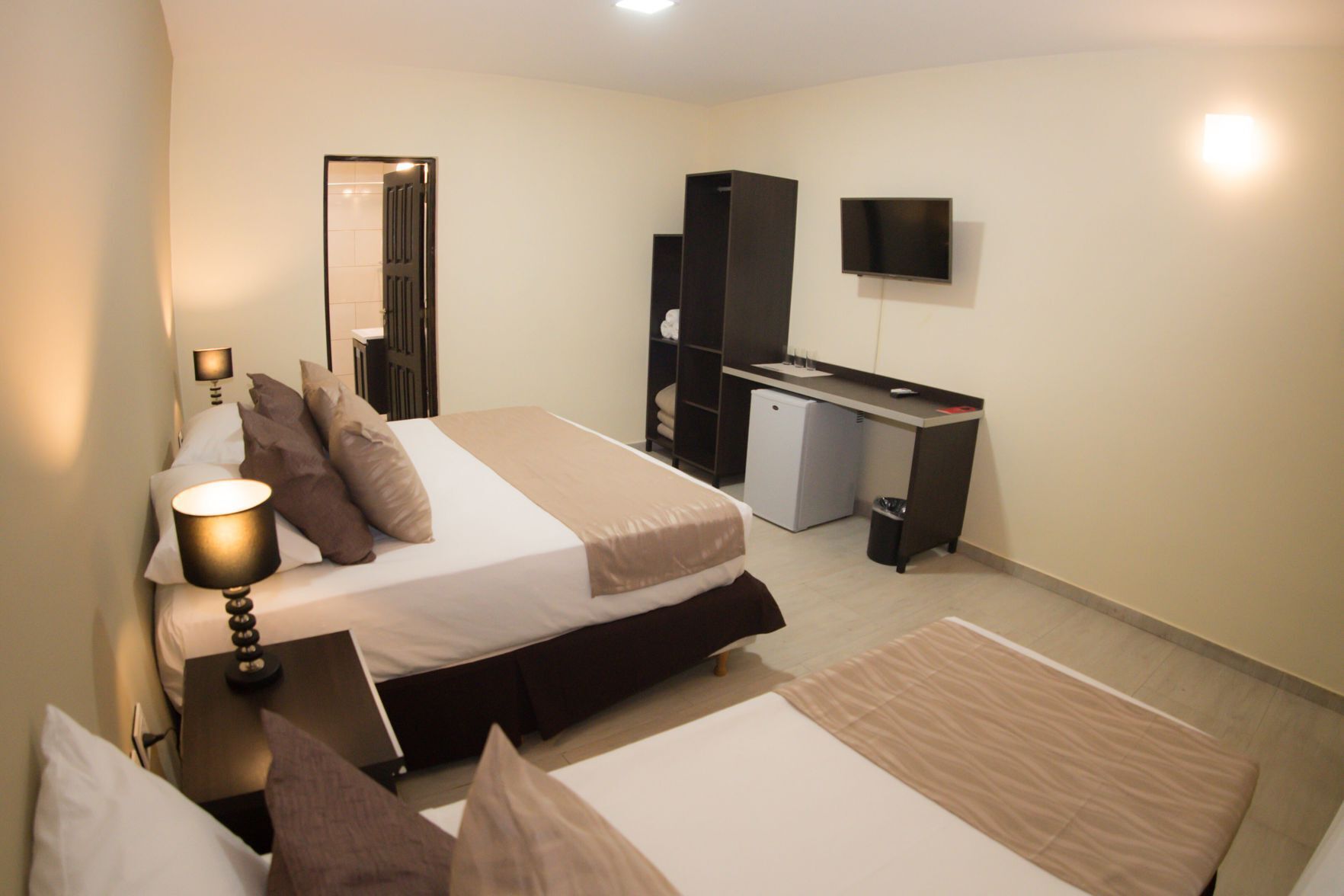 Caja de seguridad en la habitación, cunas gratuitas y ropa de cama 