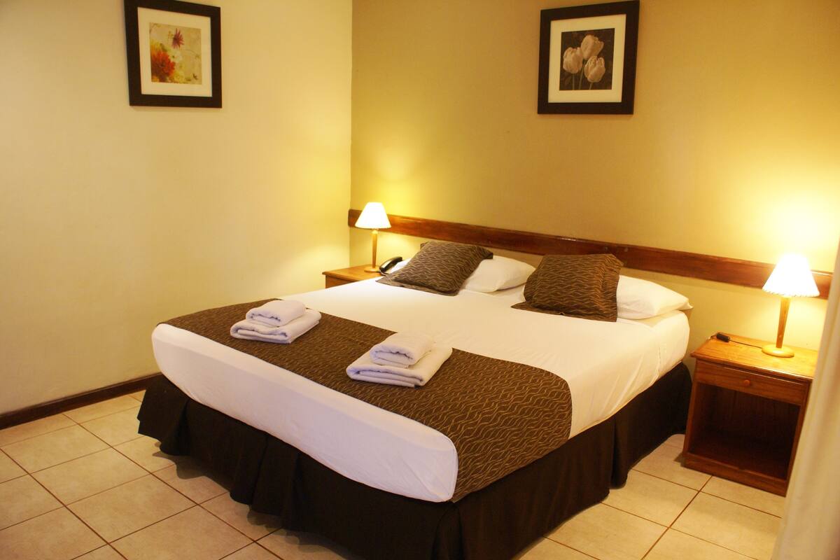 Caja de seguridad en la habitación, cunas gratuitas y ropa de cama