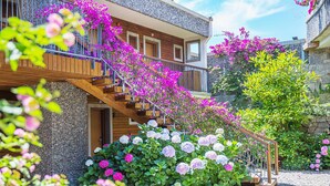 A two-story building with a wooden staircase and a balcony. - Costa Farilya Special Class Hotel Bodrum - Special Class (Bodrum)