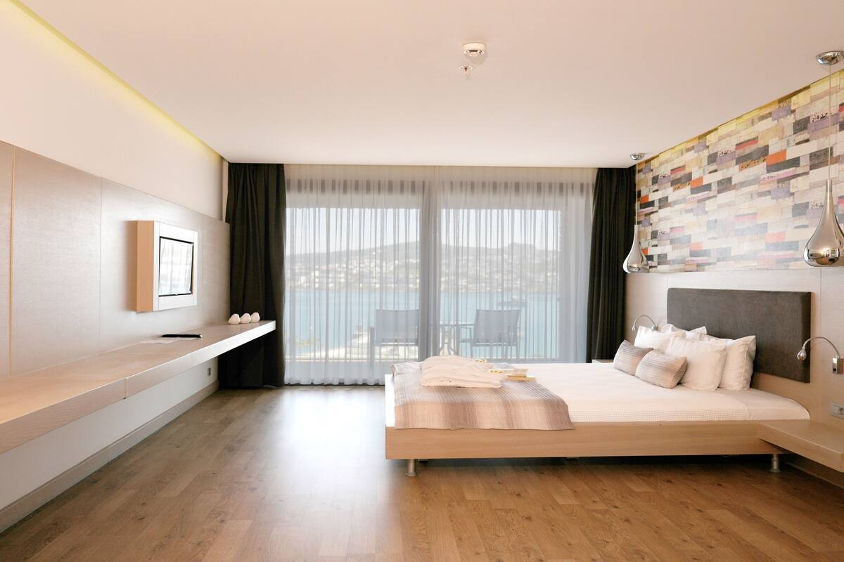 deluxe suit | premium bedding, free minibar, in-room safe, blackout curtains