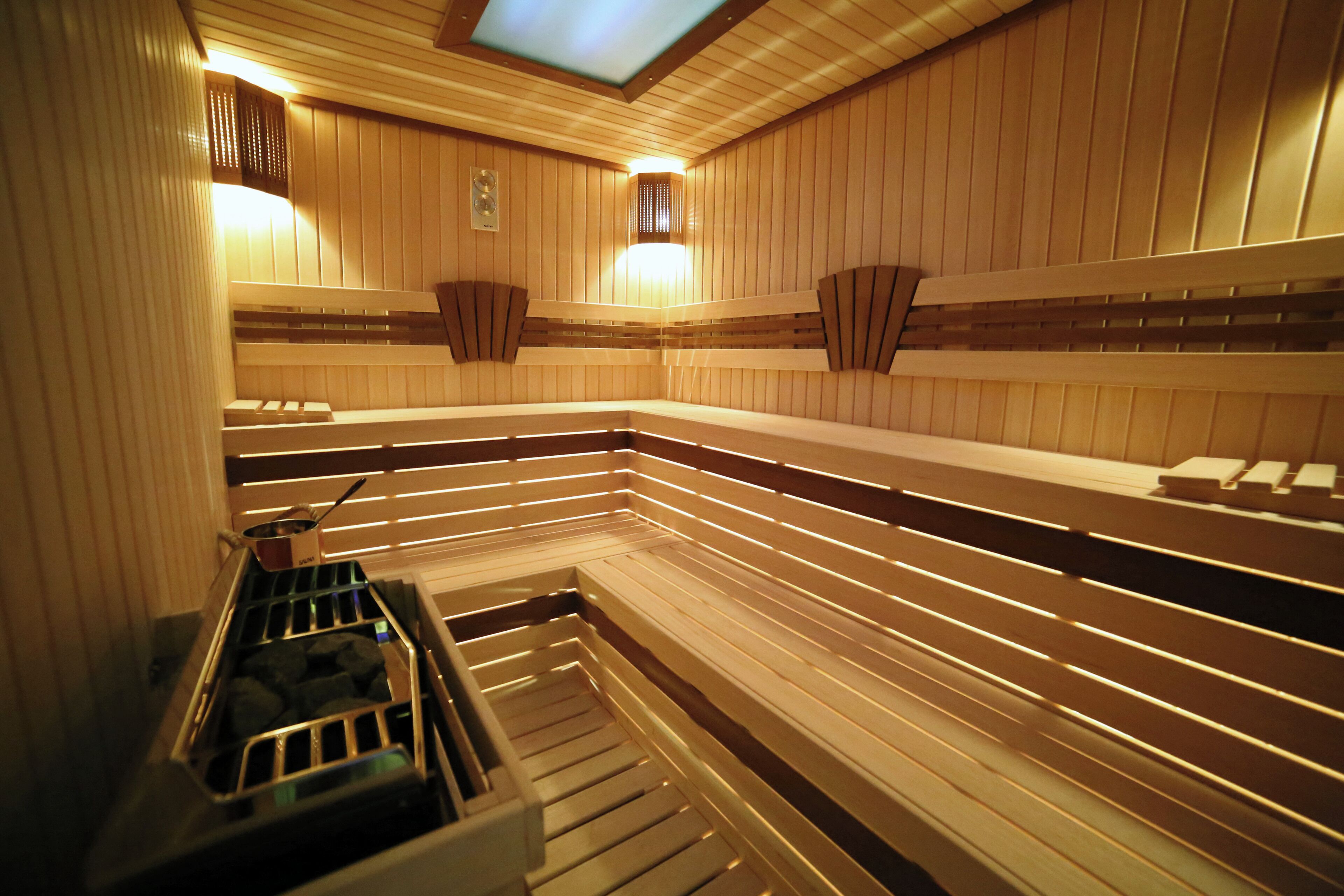 Una sauna con panche in legno e un'area riscaldamento centrale.