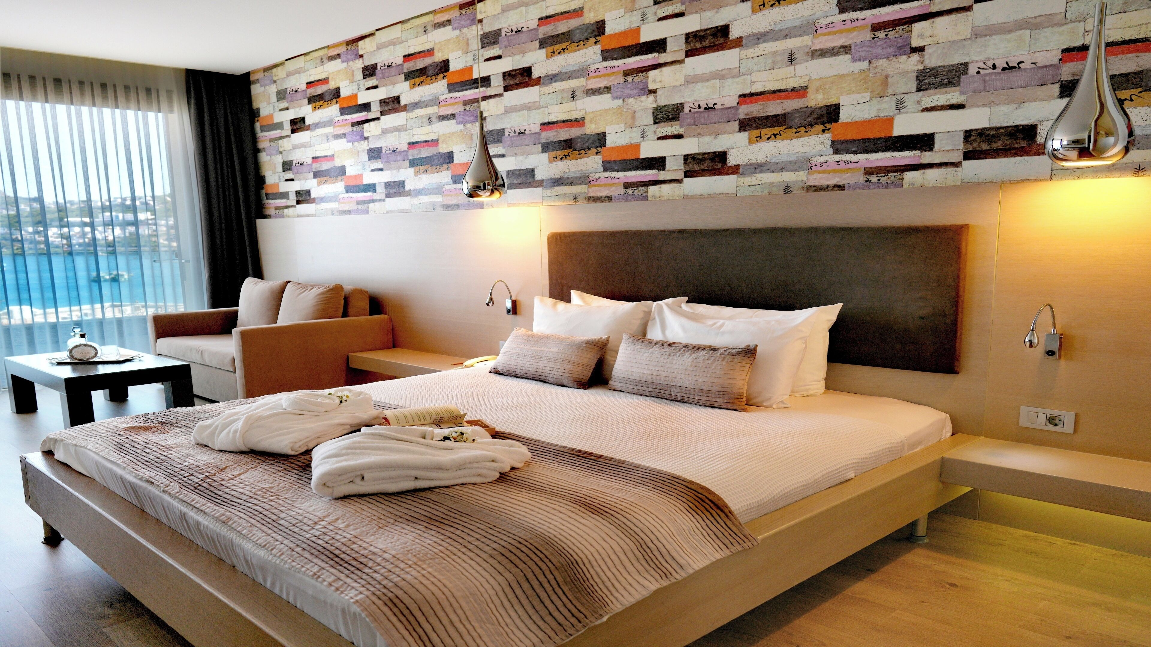 Deluxe Room | Seprai premium, minibar gratis, brankas, dan tirai kedap cahaya