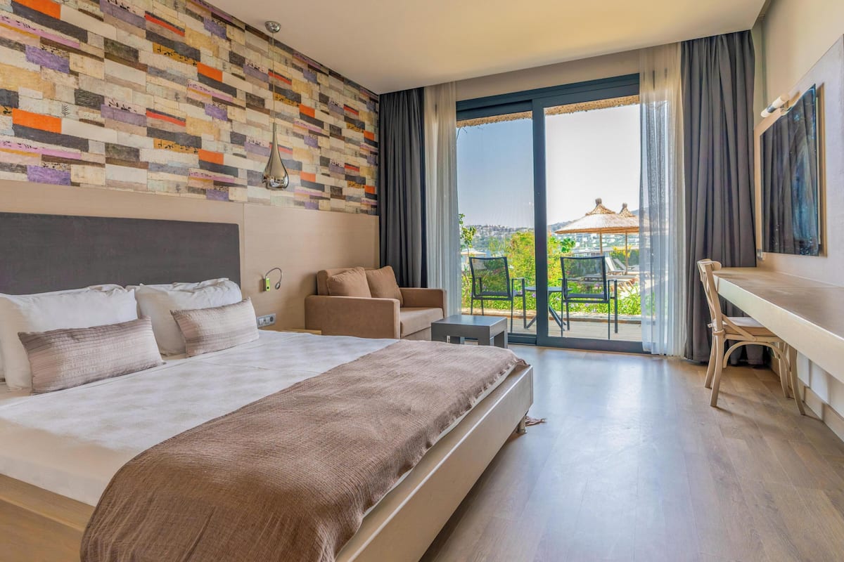 Deluxe Room | Premium bedding, minibar (free items), in-room safe, blackout drapes