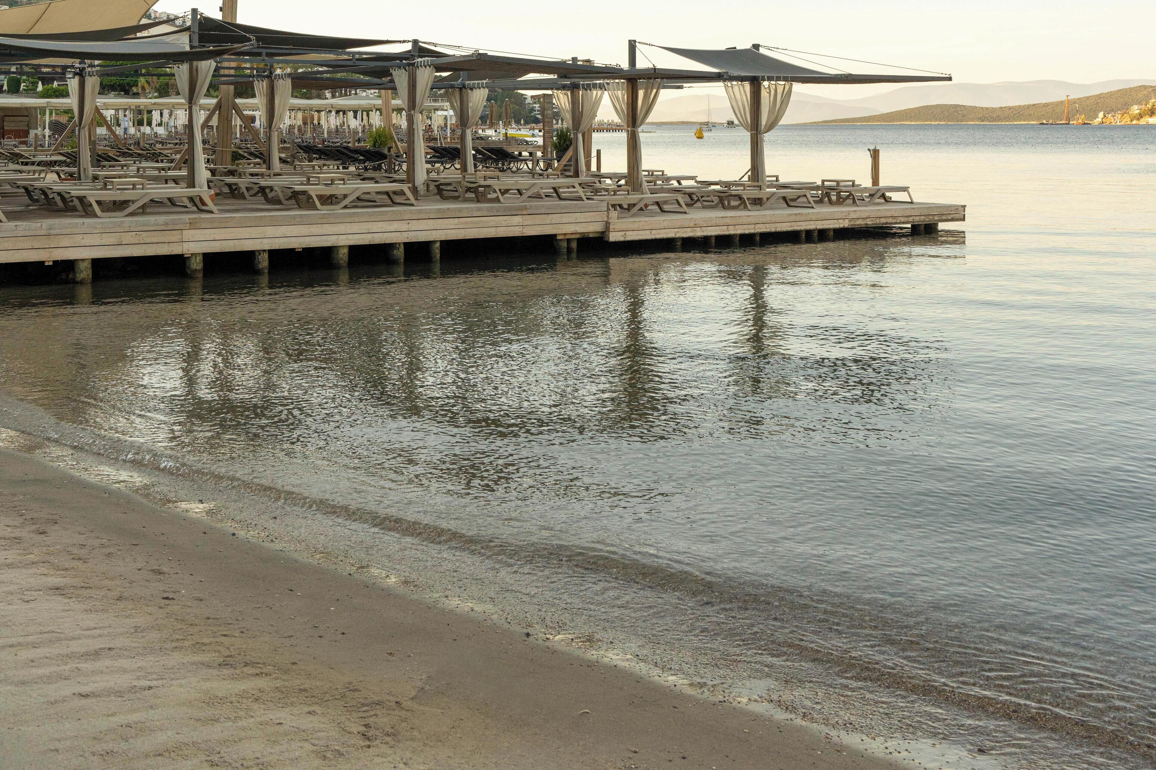 Un restaurant situé au bord de l’eau, avec une terrasse et vue sur le plan d’eau.