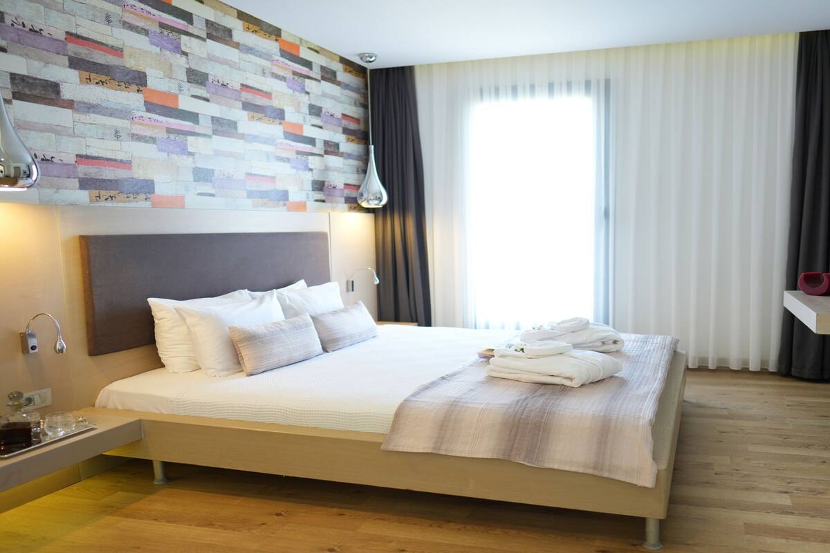Comfort Room  | Premium bedding, minibar (free items), in-room safe, blackout drapes