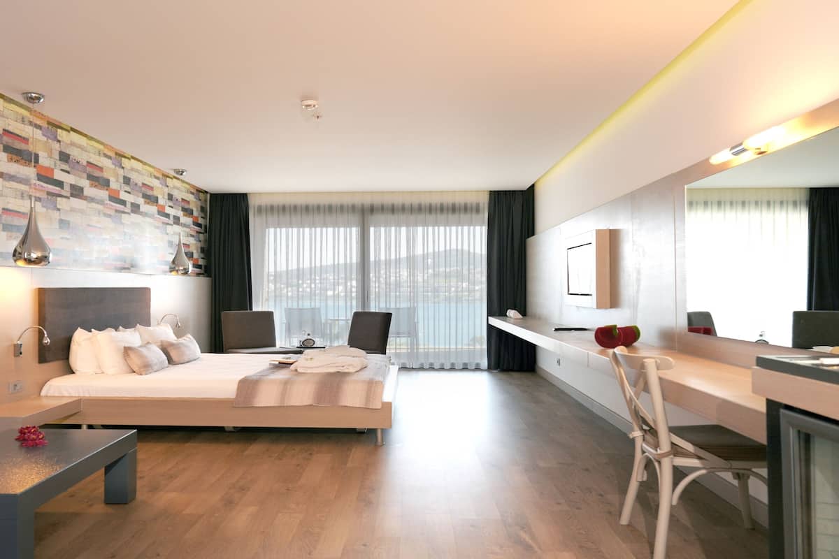 Deluxe Suit Room | Premium bedding, minibar (free items), in-room safe, blackout drapes