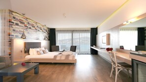 Deluxe Suit Room | Seprai premium, minibar gratis, brankas, dan tirai kedap cahaya