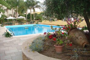Seasonal outdoor pool, pool umbrellas, sun loungers - Hotel Delle Palme (Falcone)