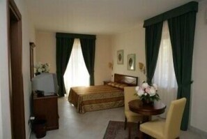 Minibar, caja de seguridad en la habitación y escritorio 