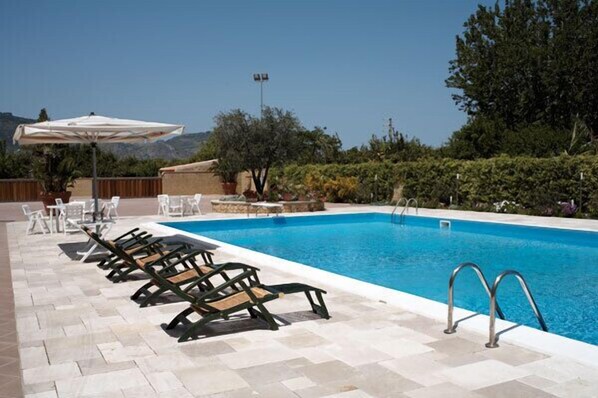 Alberca al aire libre por temporada y sombrillas en la alberca 