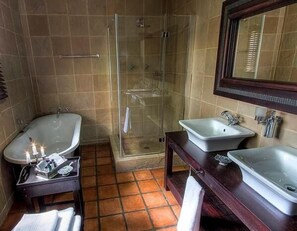 Habitación Deluxe doble | Baño | Secador de pelo y toallas