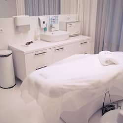 Couples treatment room(s), sauna, hot tub, steam room, body treatments