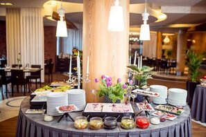 Daily buffet breakfast (PLN 65.00 per person)
