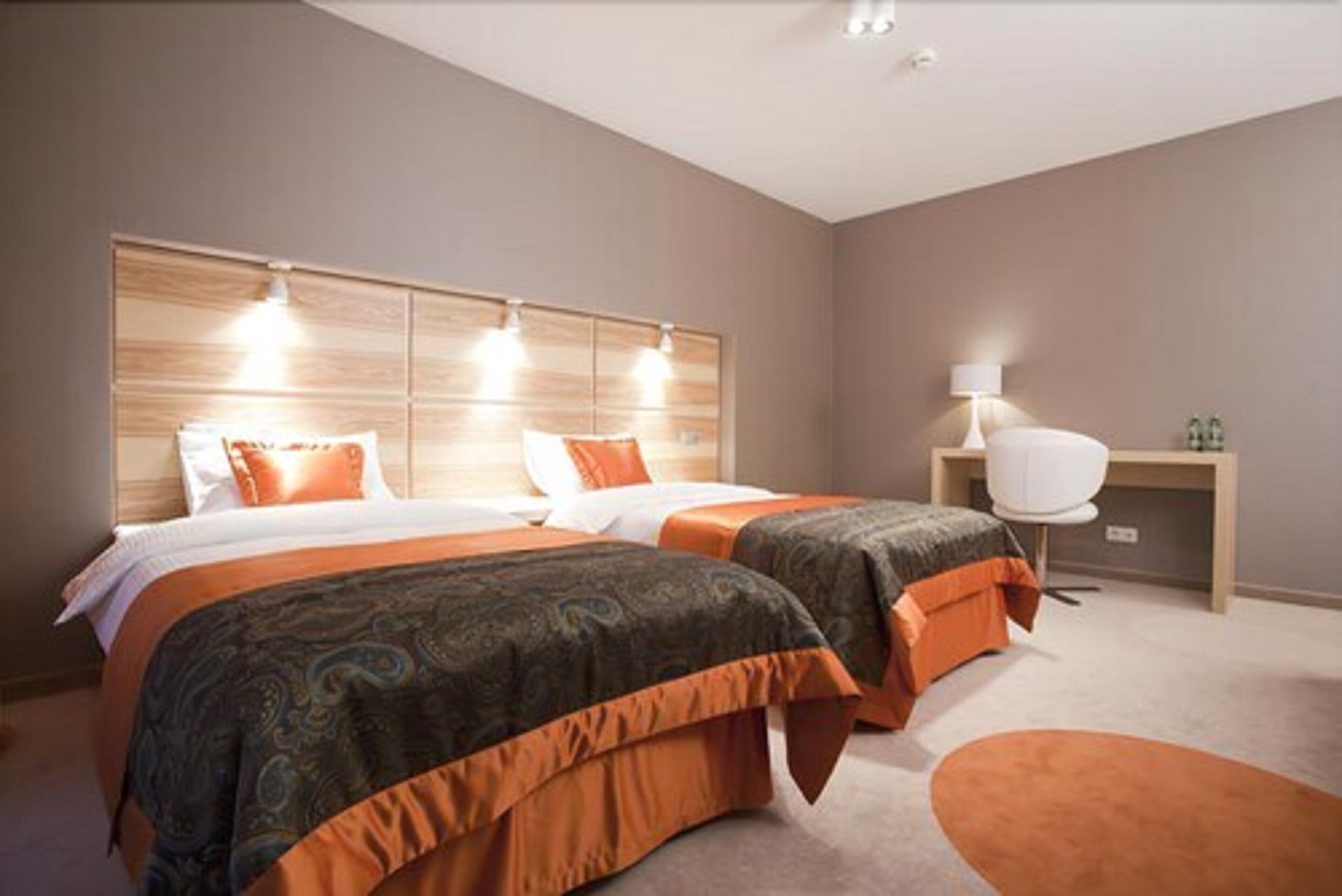 premium room | minibar, in-room safe, individually furnished, desk