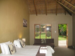 Luxe tweepersoonskamer, 1 kingsize bed | Een kluis op de kamer, individueel gedecoreerd, individueel gemeubileerd