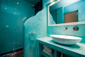 Junior Suite with Caldera View | Bathroom | Free toiletries, hair dryer, slippers, towels - Nemesis (Santorini)