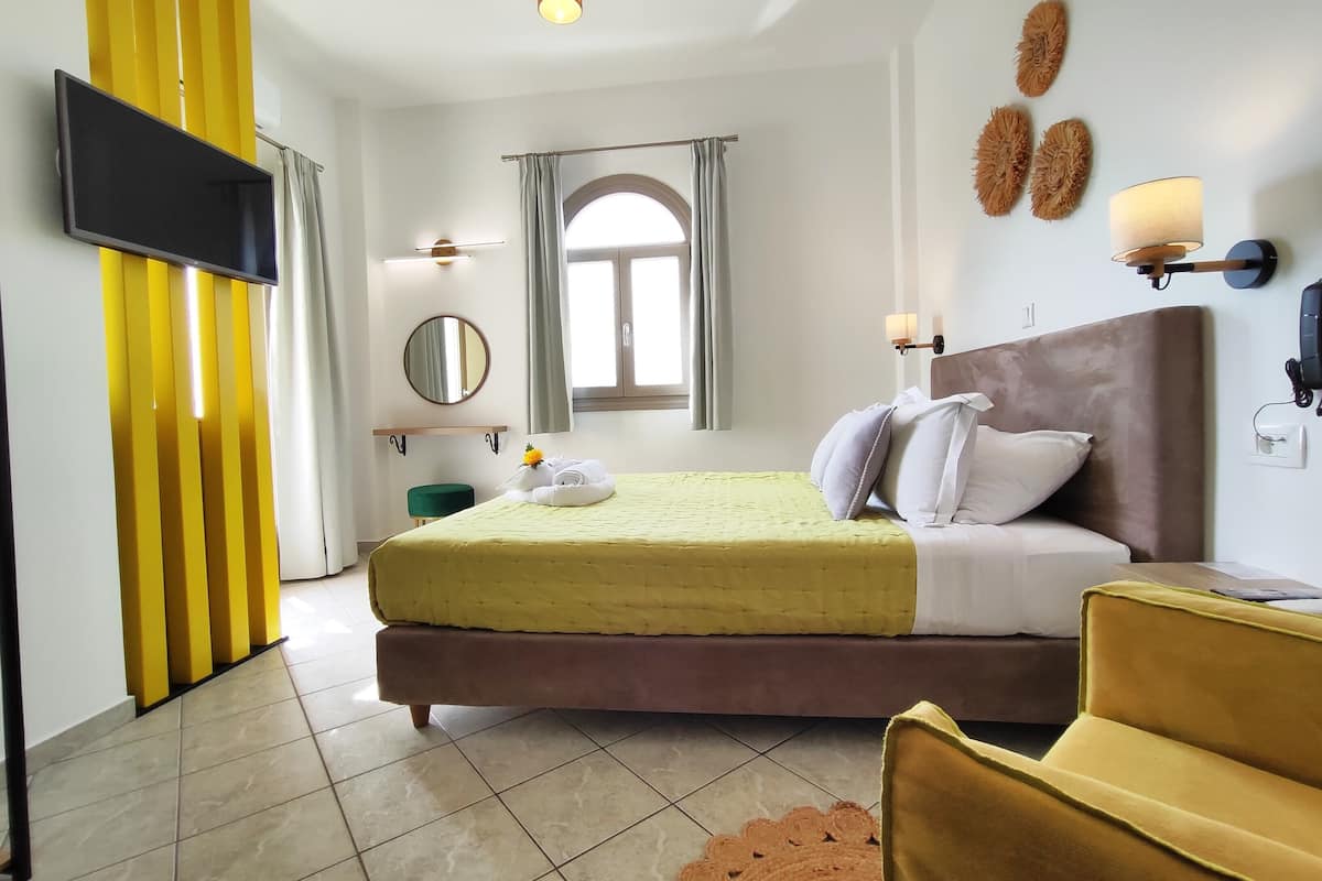 Deluxe Double Room with Sunrise View | Coffres-forts dans les chambres, bureau, rideaux occultants