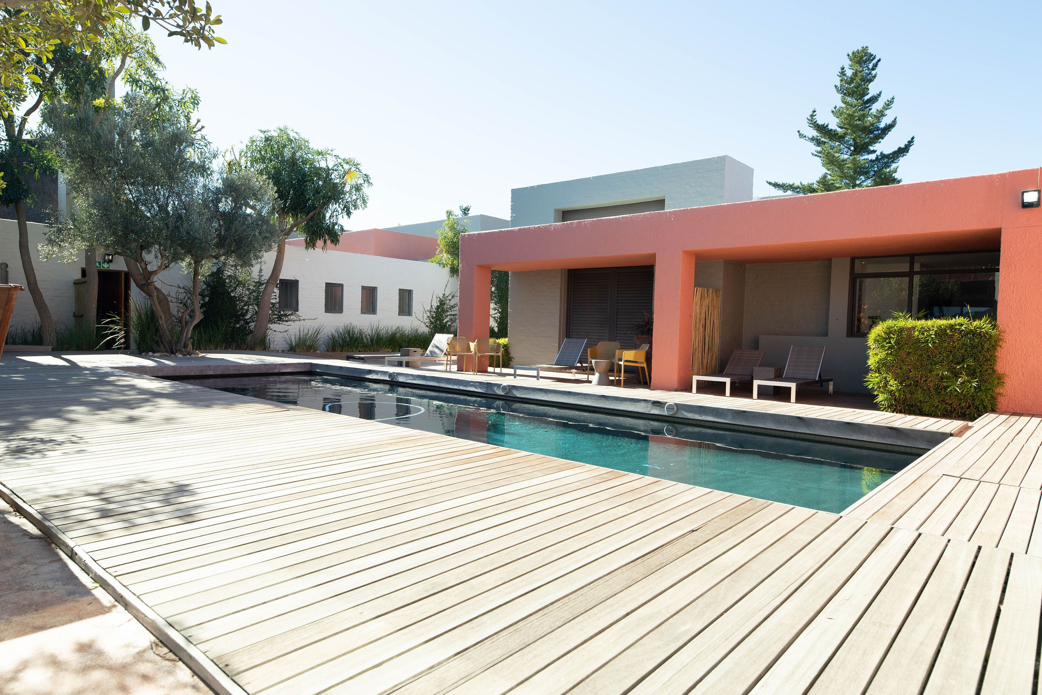 3 outdoor pools, pool loungers