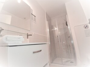 	Comfort Double Room, Private Bathroom, Air Conditioning | Bathroom shower - Hôtel Astoria (Carcassonne)