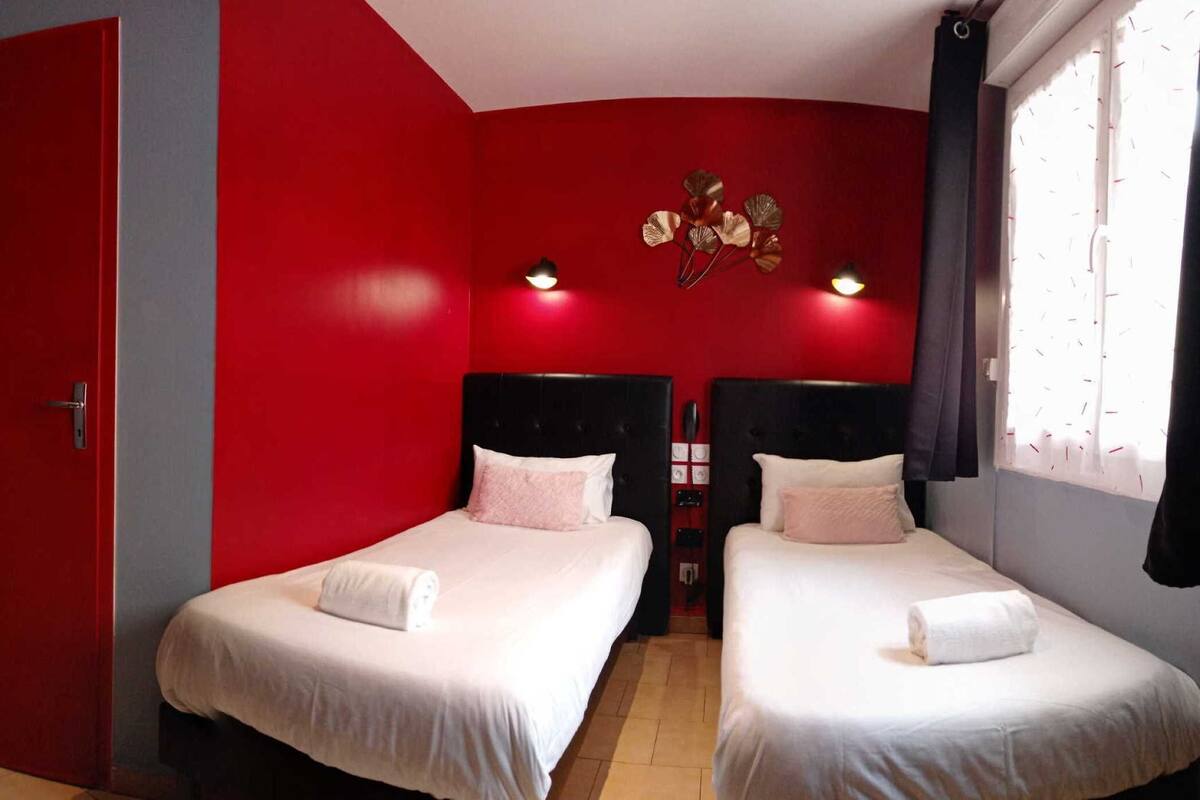 Twin Room, 2 Twin Beds, Non Smoking, Private Bathroom | Premium bedding, desk, blackout drapes, iron/ironing board (on request)
