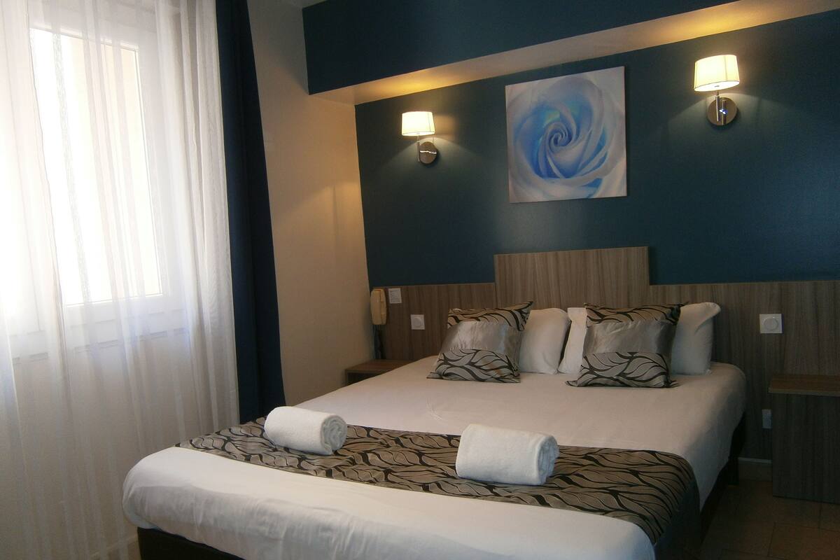 	Comfort Double Room, Private Bathroom, Air Conditioning | Premium bedding, desk, blackout drapes, iron/ironing board (on request)