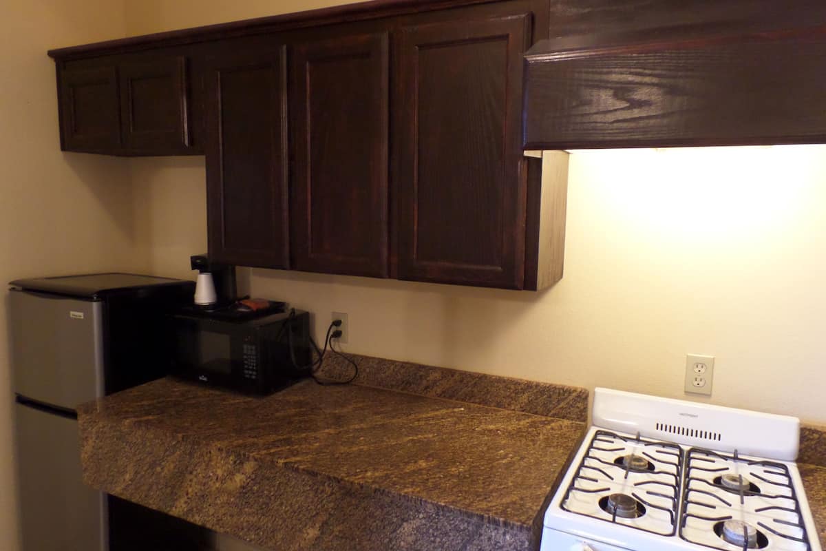 deluxe suite, multiple beds, non smoking, kitchenette | private kitchenette | fridge, microwave