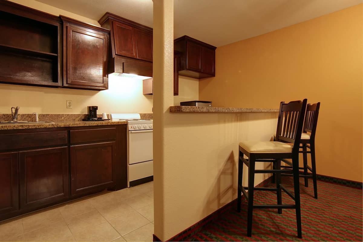 family suite, non smoking, kitchenette | private kitchenette | fridge, microwave