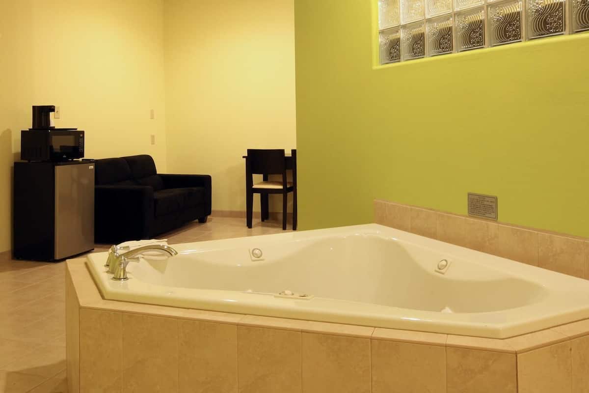 suite, non smoking, jetted tub | jetted bathtub