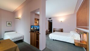 Triple Room | In-room safe, desk, WiFi, bed sheets - Hotel Moderno (Lovere)