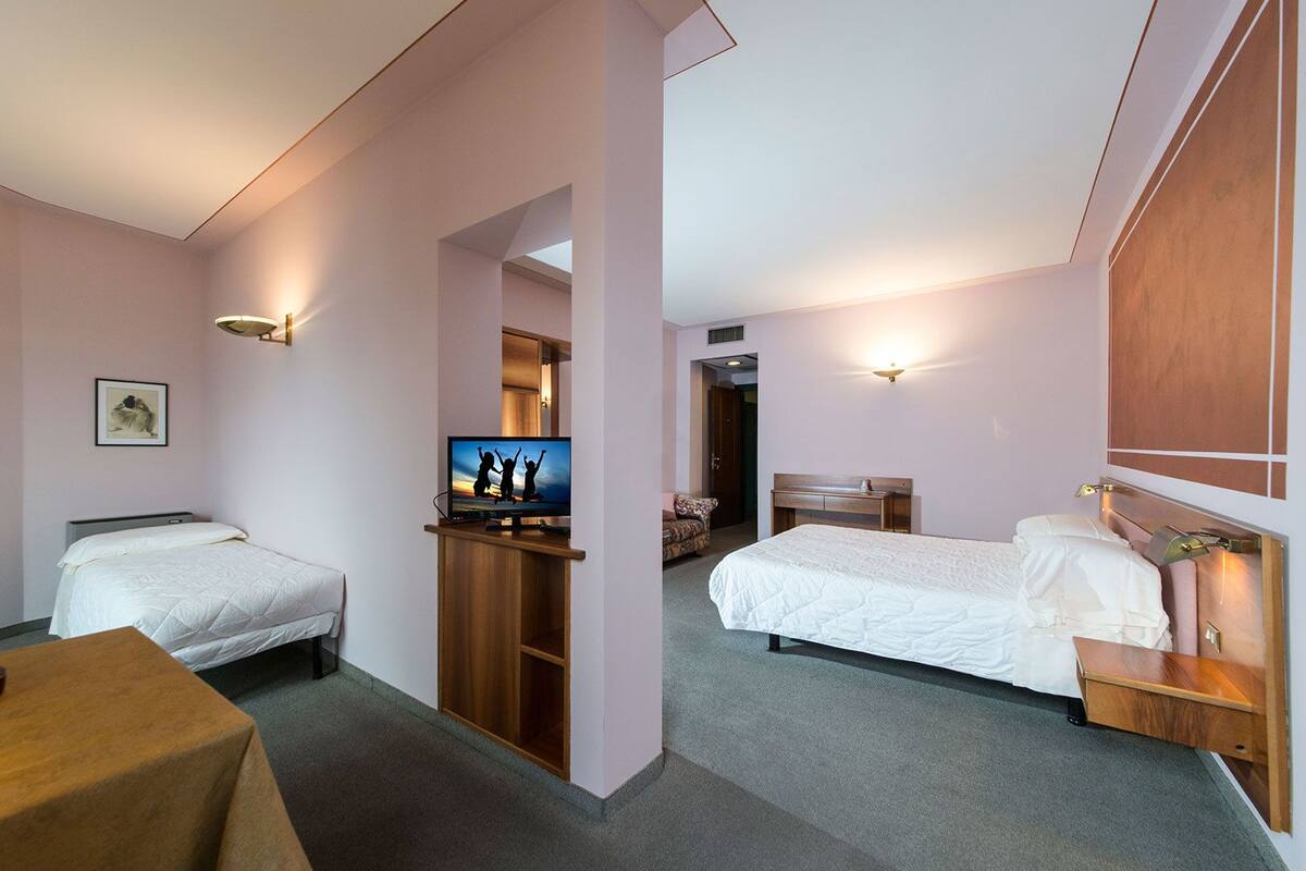 Chambre triple | Coffre-fort, bureau, Wi-Fi, literie fournie