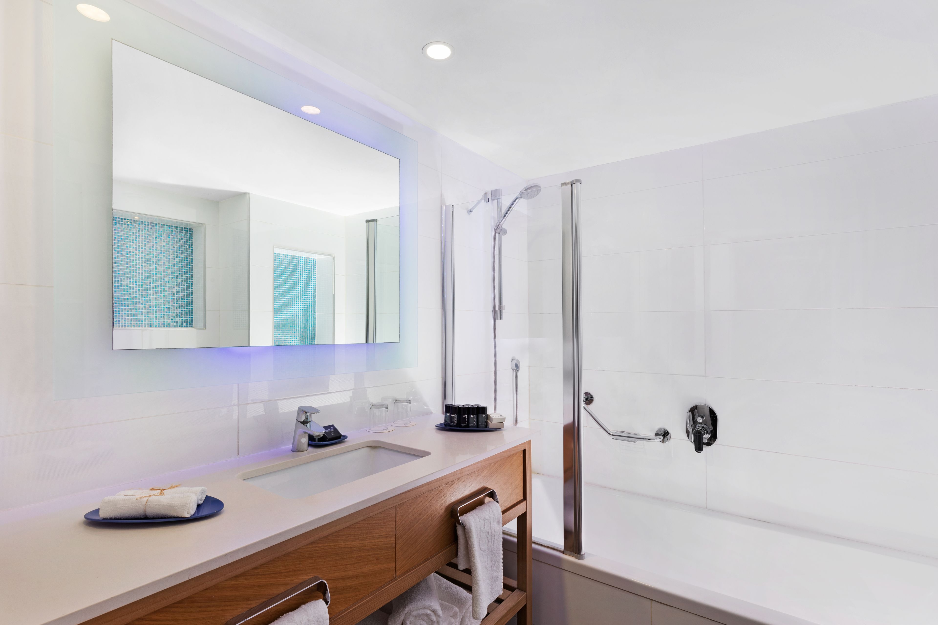 combined shower/bathtub, rainfall showerhead, free toiletries