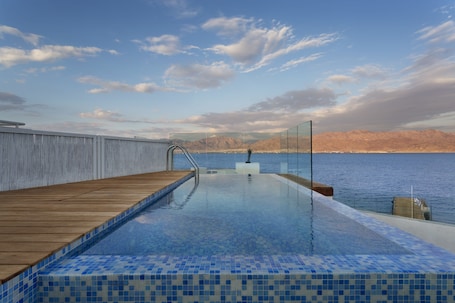 Reef Suite | 1 bedroom, minibar, in-room safe, desk