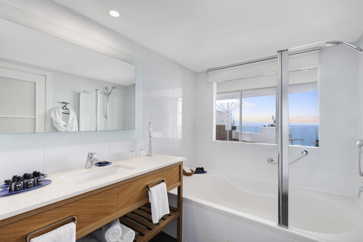 combined shower/bathtub, rainfall showerhead, free toiletries