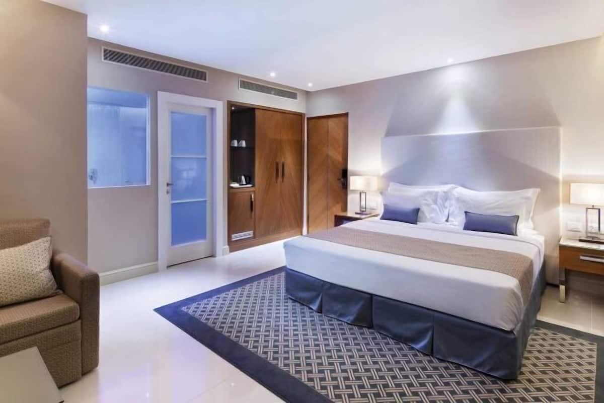 Minibar, in-room safe, desk, WiFi (free)