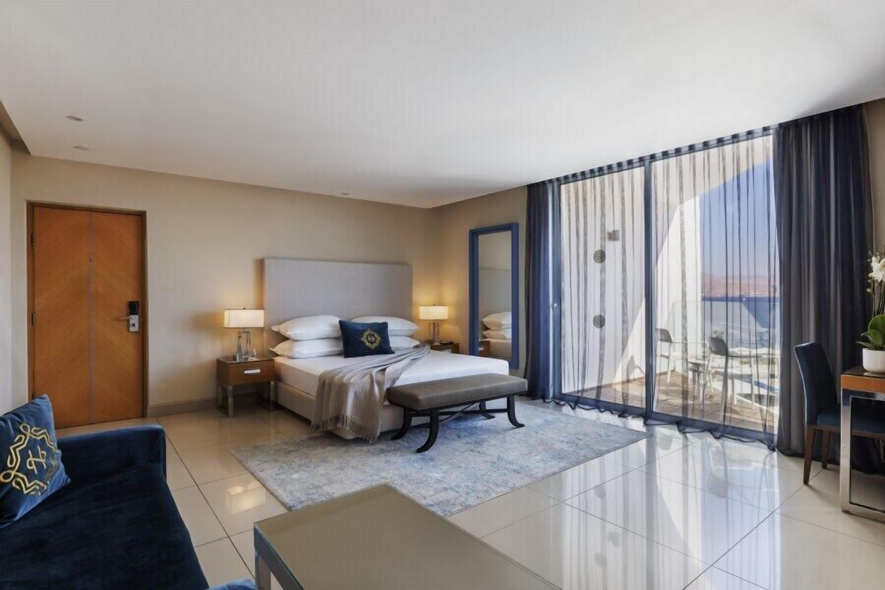 junior suite | 1 bedroom, minibar, in-room safe, desk