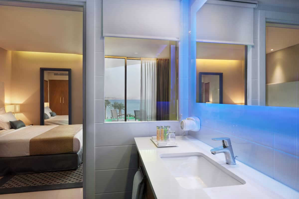 Minibar, in-room safe, desk, WiFi (free)