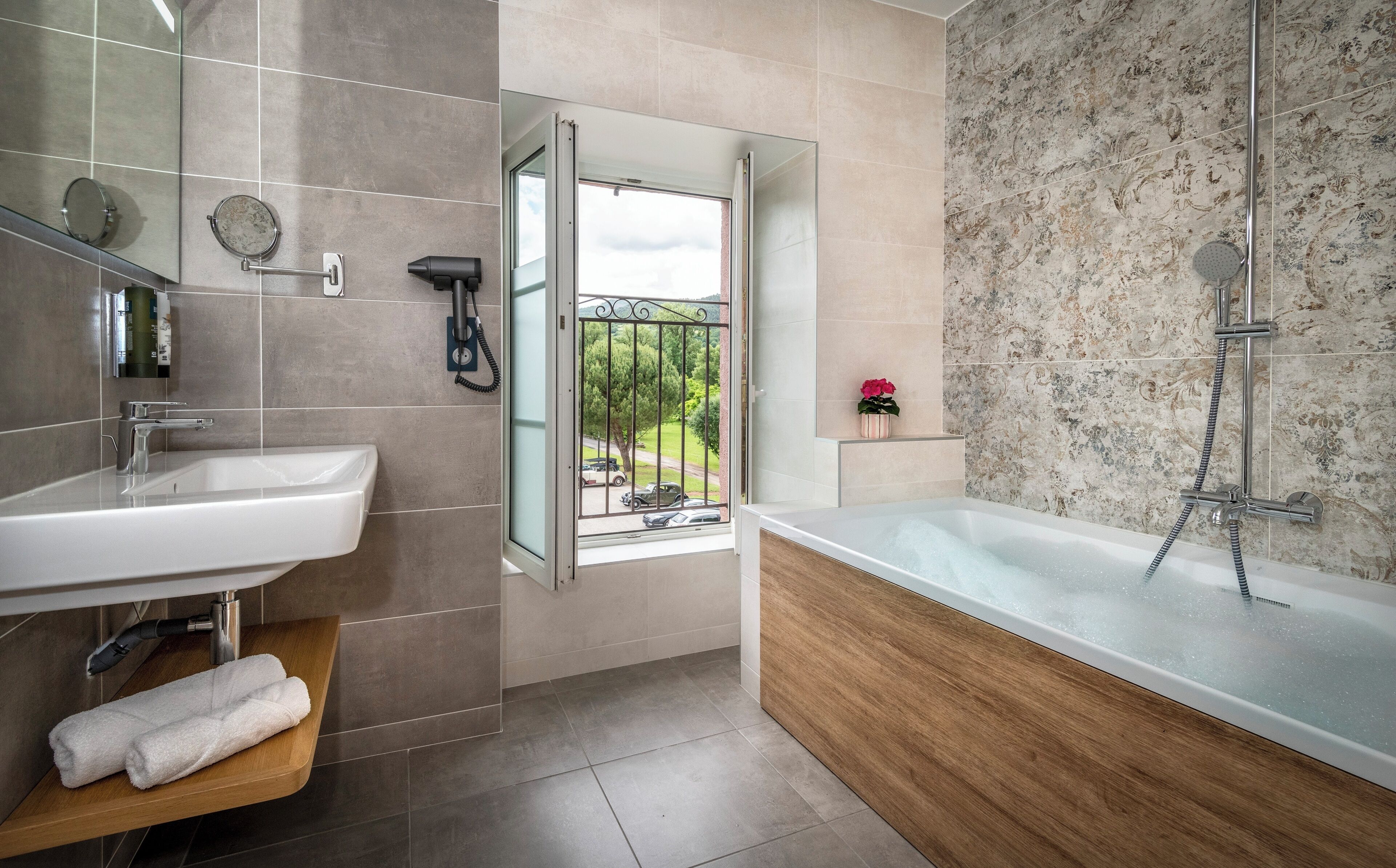 Une salle de bain moderne avec un grand lavabo, une baignoire et une douche.