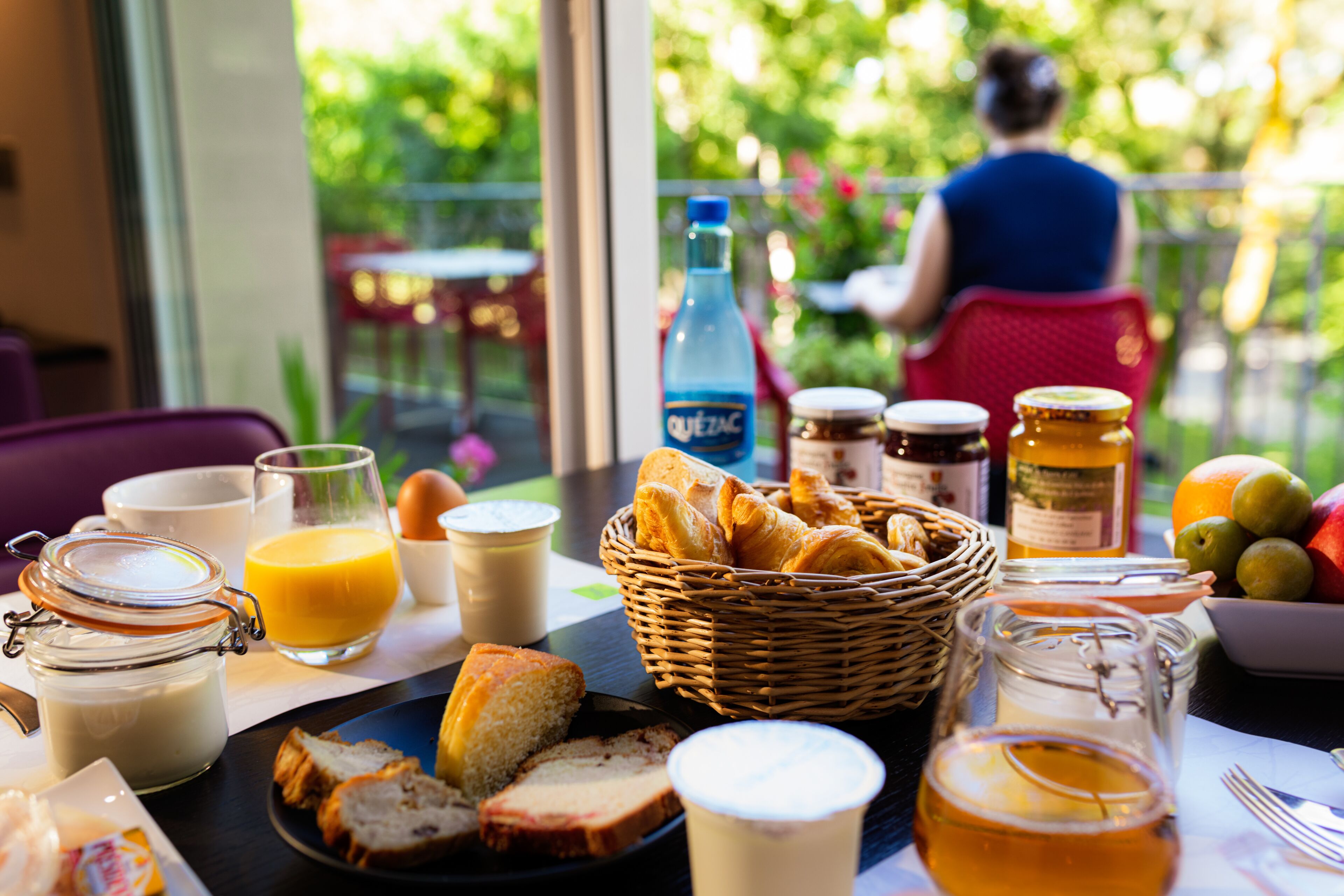 อาหารเช้าแบบบุฟเฟ่ต์ทุกวัน (EUR 13.50 ต่อคน)